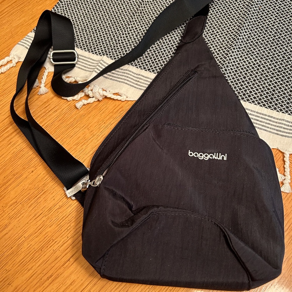 Baggallini Mini Crossbody Sling, Black